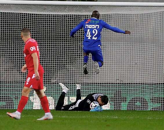 לופטה מרחף באוויר, הערב במושבה // צילום: אלן שיבר